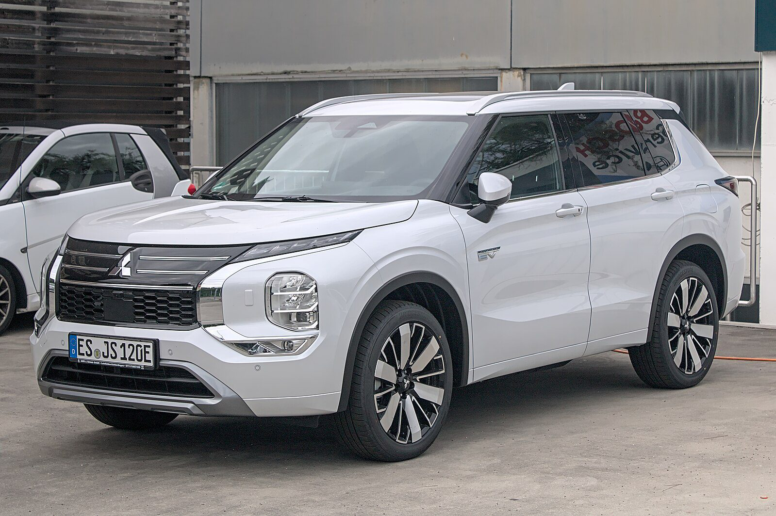2025_Mitsubishi_Outlander_PHEV_(fourth_generation)_IMG_3128