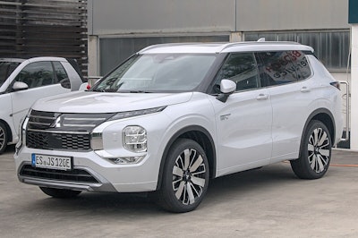 2025_Mitsubishi_Outlander_PHEV_(fourth_generation)_IMG_3128